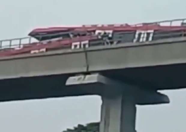 Penampakan kereta LRT Jabodebek tabrakan di Cibubur. (Foto: Istimewa)