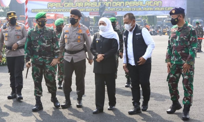 Gubernur Jatim, Khofifah Indar Parawansa, saat berada di lapangan Kodam V/Brawijaya, Senin, 25 Oktober 2021 (Foto: dok. Humas Pemprov Jatim)