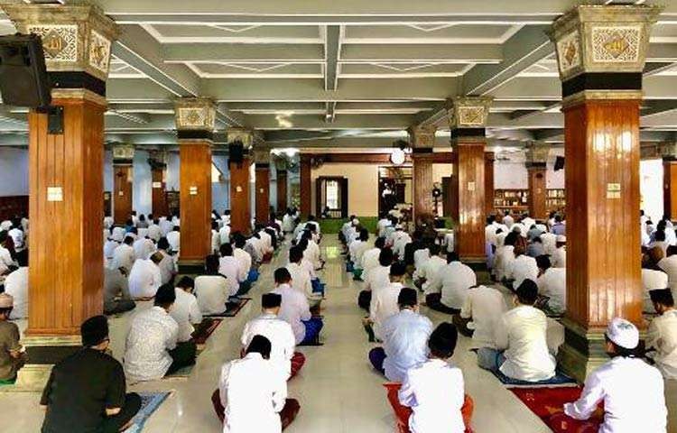 Suasana jemaah salat di Masjid Tebuireng Jombang. (Foto: Istimewa)