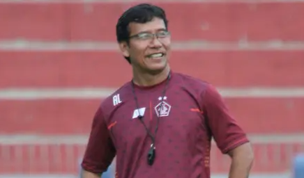 Terpilih sebagai pelatih terbaik pekan ke 8, Alfiat hanya ingin membawa Persik Kediri jadi tim papan tengah. (Foto: blacom)