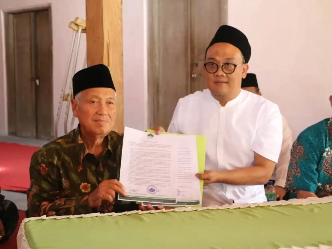 Ketua Umum FKPM, Prof Dr KH Amal Fathullah Zarkasyi bersama Sekretaris Jenderal FKPM, KH Lukman Haris Dimyati dari Pesantren Tremas, Pacitan. (Foto: Instagram/Pesantren Muadalah)