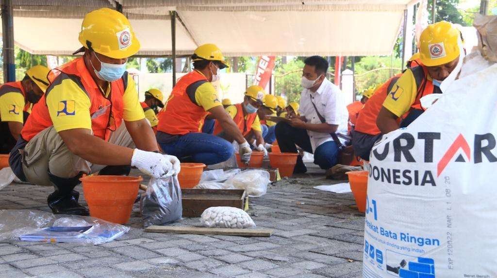 Peserta pelatihan tenaga kunstruksi mengikuti pengarahan dari instruktur. (Foto: Istimewa)