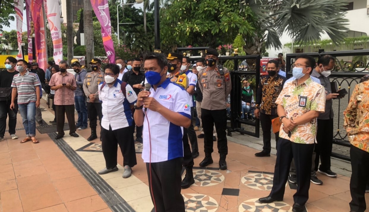 Ketua DPW FSPMI Provinsi Jatim, Jazuli, ketika menjelaskan hasil audiensi kepada massa aksi (Foto: Andhi Dwi/Ngopibareng.id)