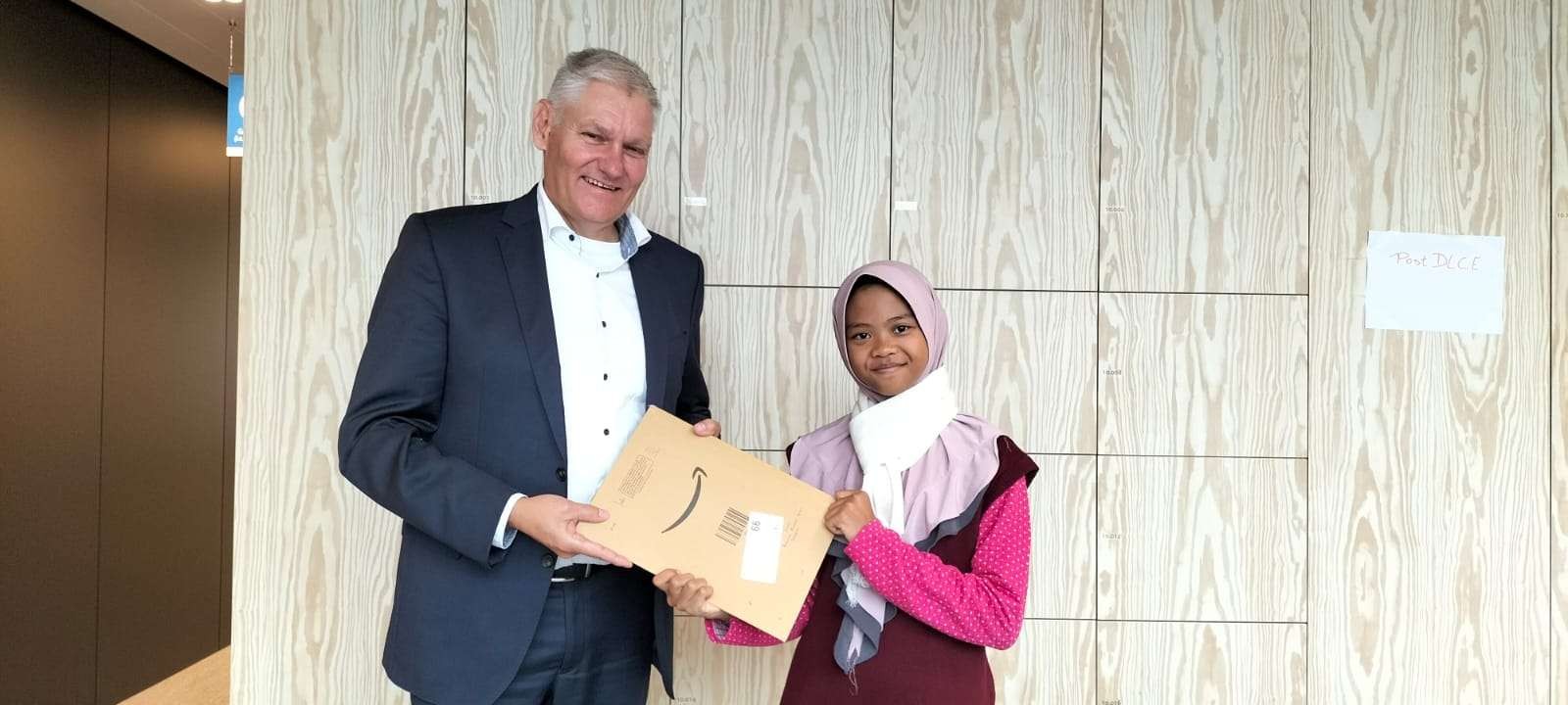 Aeshnina Azzahra Aqilani, siswi SMPN 12 Gresik ini membacakan suratnya dalam forum Plastic Health Summit di Amsterdam Theather, Belanda. (Foto: ist)