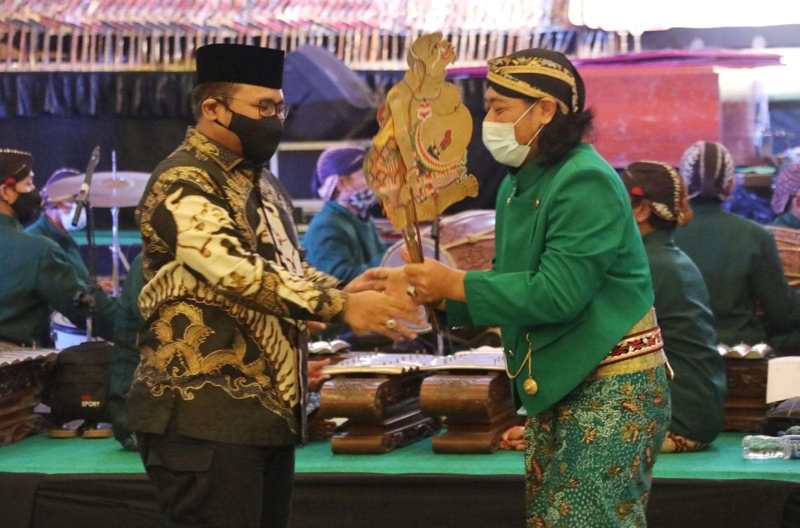 Menag Yaqut Cholil Qoumas alias Gus Yaqut saat mengantar Pergelaran Wayang Kulit pada Hari Santri di kompleks Kantor Kemenag Jakarta, 21 Oktober 2021 malam. (Foto: Kemenag)