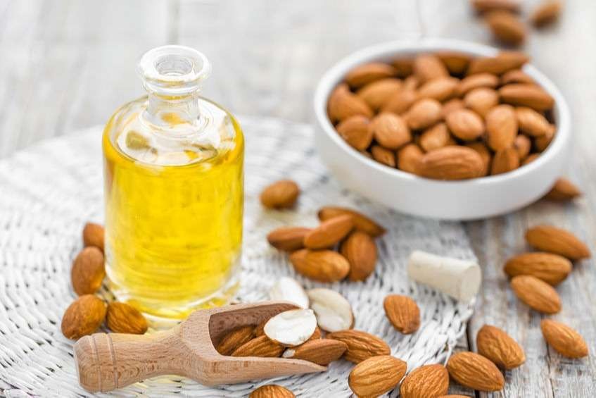 Minyak almond untuk melembutkan rambut. (Foto: Istimewa)