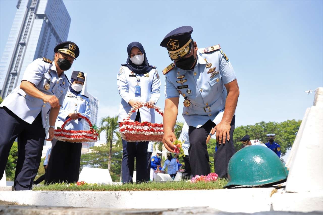 Ziarah dan tabur bunga Kemenkumham Jatim. (Foto: Dok. Kemenkumham Jatim)