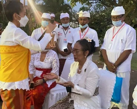 Sukmawati Soekarnoputri saat menjalani ritual prosesi agama Hindu. (Foto: Istimewa)