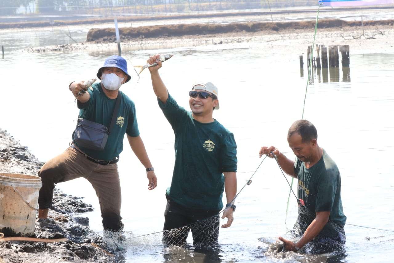 Wakil Walikota Pasuruan Adi Wibowo (tengah) bersama Kepala Dinas Perikanan Kota Pasuruan (kiri) saat panen bandeng Jelak (Foto: Laily /ngopibareng)