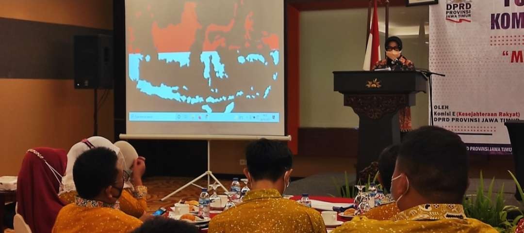 Ketua Komisi E DPRD Provinsi Jatim Wara Sundari Renny Pramana saat memberikan sambutan kegiatan Focus Group Discussion. (Foto: Fendhy Plesmana/Ngopibareng.id)