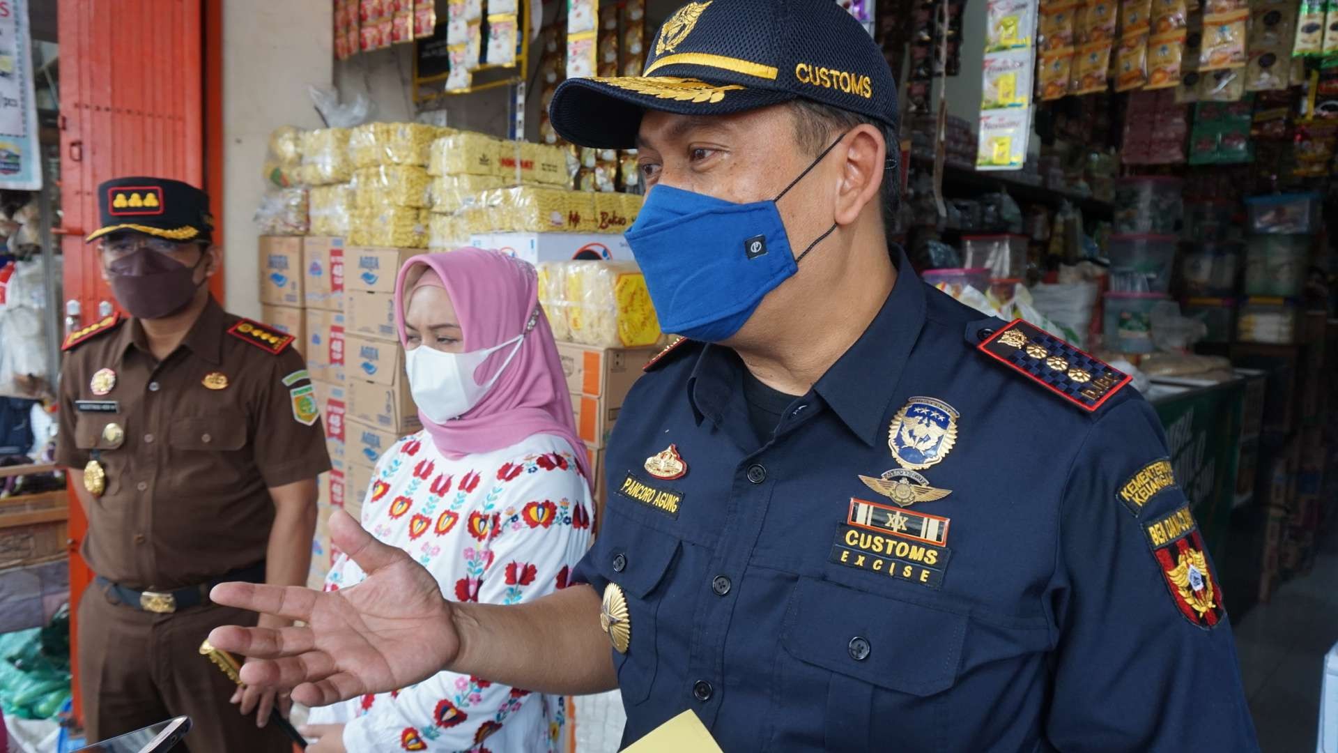 Kepala Bea Cukai didampingi Walikota Mojokerto saat memberikan keterangan di hadapan wartawan.(Foto: Deni Lukmantara/Ngopibareng)