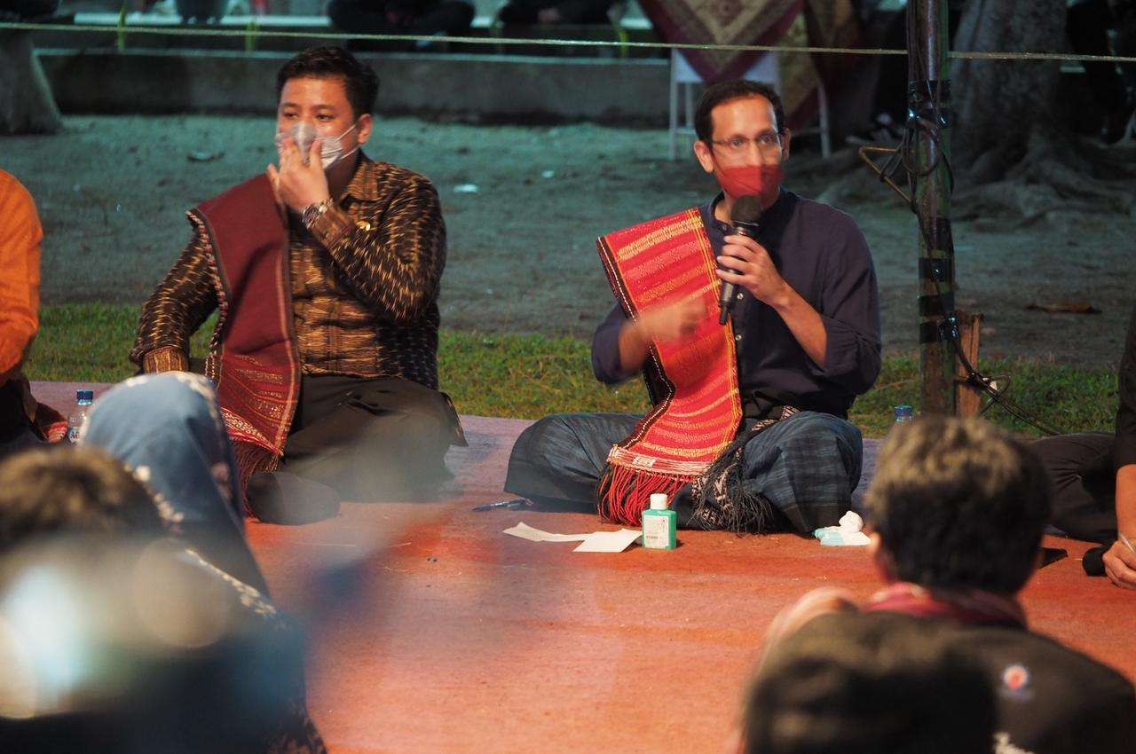 Mendikbudristek Nadiem Makarim dalam diskusi dengan penggiat  musik tradisional  Toba Samosir (foto:: istimewa)