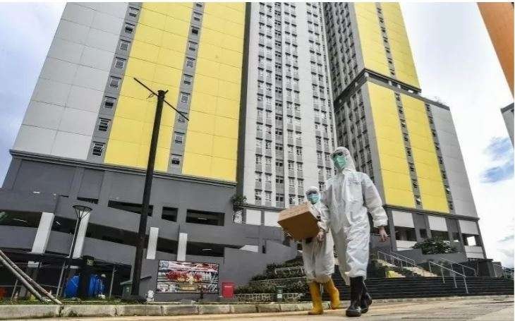 Arsip Foto-Tenaga kesehatan melintas di kawasan RS Darurat Covid-19 Wisma Atlet di Kemayoran, Jakarta Pusat. (Foto: Antara/Muhammad Zulfikar)