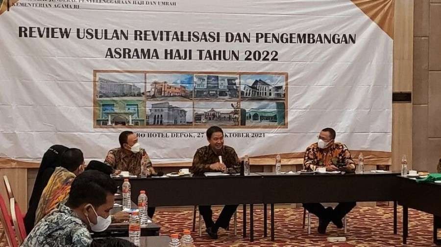 Dirjen PHU Hilman Latief didampingi Direktur Pelayanan Haji Dalam Negeri Saiful Mujab serta Kasubdit Asrama Haji Haryanto saat Review Usulan Revitalis. (Foto: Kemenag)