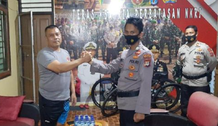 Kapolres Nunukan AKBP Syaiful Anwar dan korban aniaya Brigadir SLPolda Kalimantan Utara (Kaltara) memeriksa korban aniaya dari Kapolres Nunukan, AKBP Syaiful Anwar. Foto: Ist)