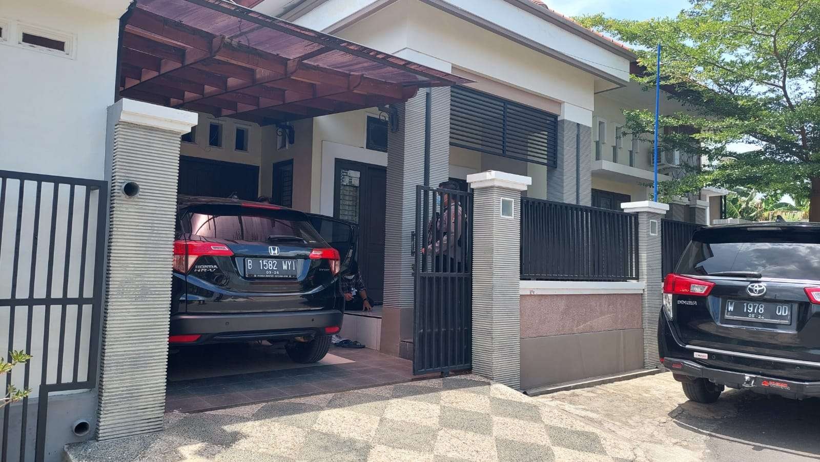 Rumah Ketua DPD Partai Nasdem Kota Probolinggo, Zulfikar Imawan di Perumahan Arum Permai, Kota Probolingo. (Foto: Ikhsan Mahmudi/Ngopibareng.id)