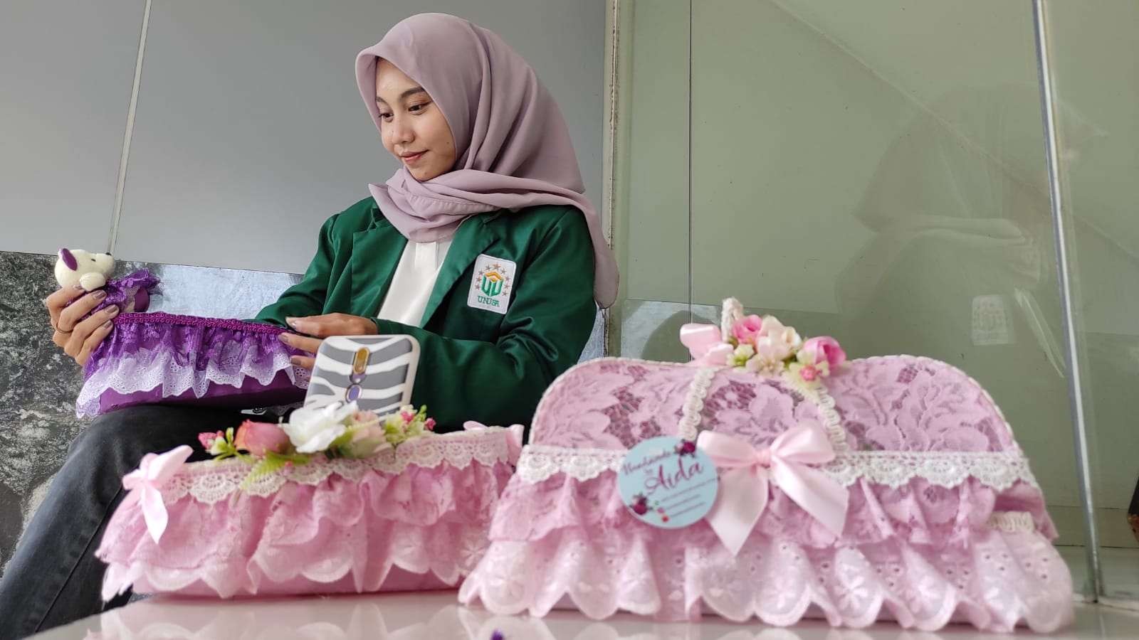 Adiiba saat menunjukkan home set yang dibuatnya dari kain perca.(foto: istimewa)