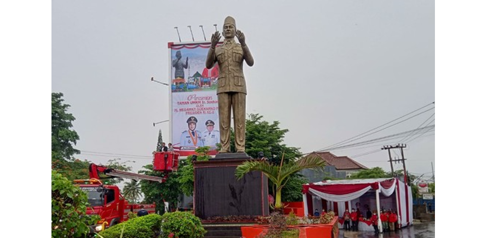 Patung baru Soekarno pose berdoa di Taman UMKM Bandar Lampung. Patung ini diresmikan Megawati Soekarnoputri secara virtual, pada Kamis 28 Oktober 2021. (Foto: Istimewa)