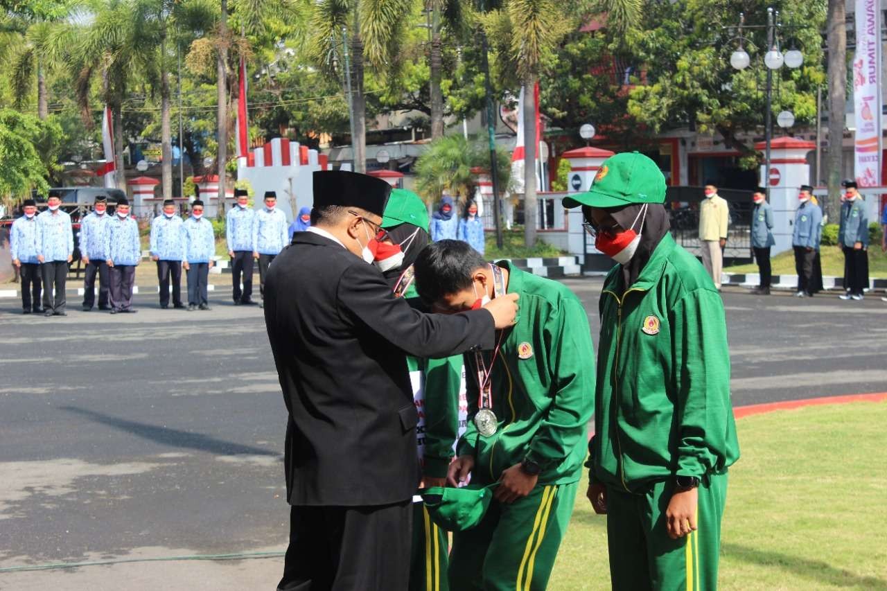 Walikota Blitar secara simbolis mengalungkan medali kepada para atlet asal Kota Blitar yang meraih medali di gelaran PON XX Papua 2021. (Foto: Choirul Anam/Ngopibareng.id)