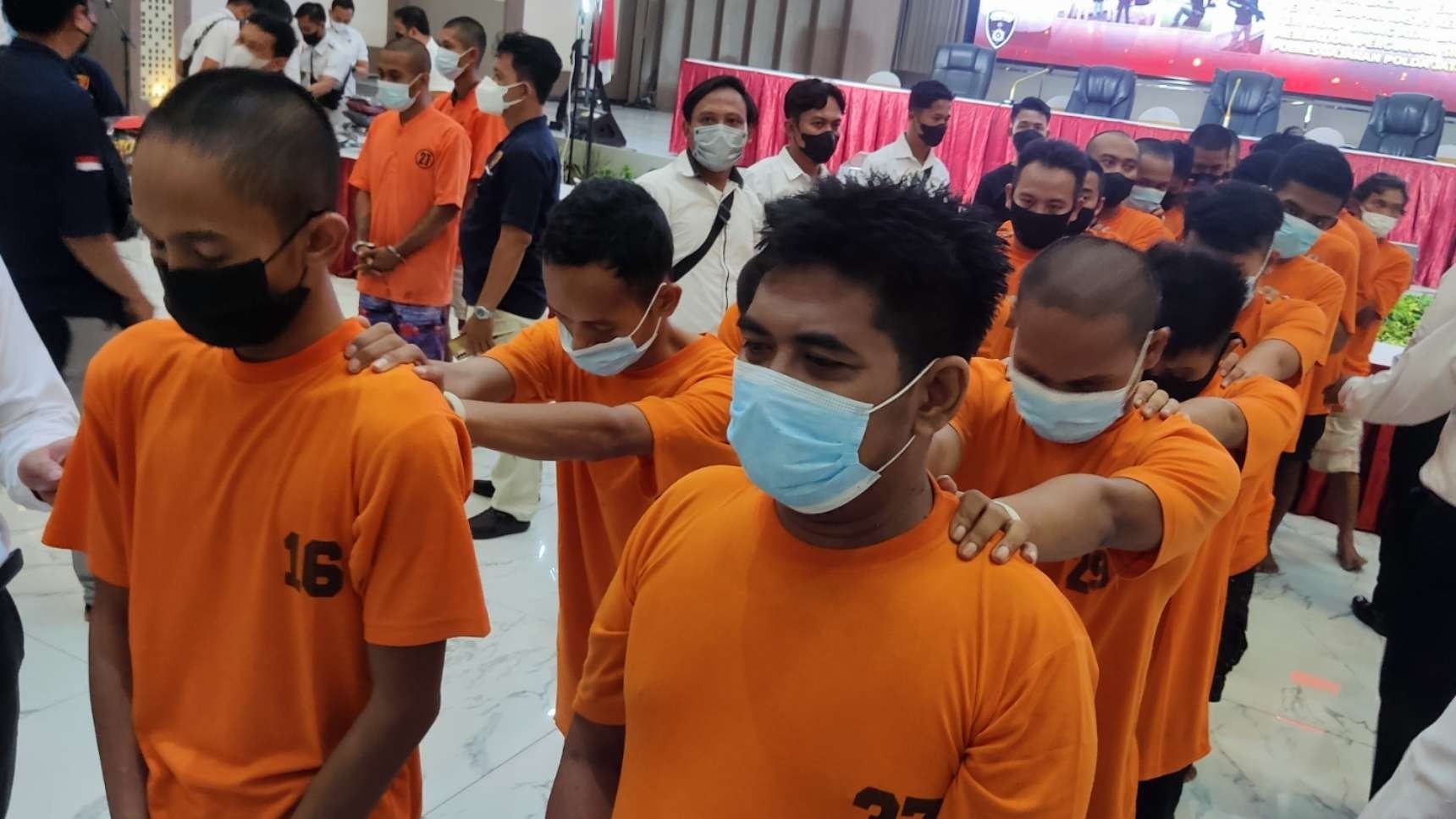 Oknum anggota perguruan silat yang diamankan kepolisian di Mapolda Jatim, Surabaya, Kamis 27 Oktober 2021. (Foto: Fariz Yarbo/Ngopibareng.id)