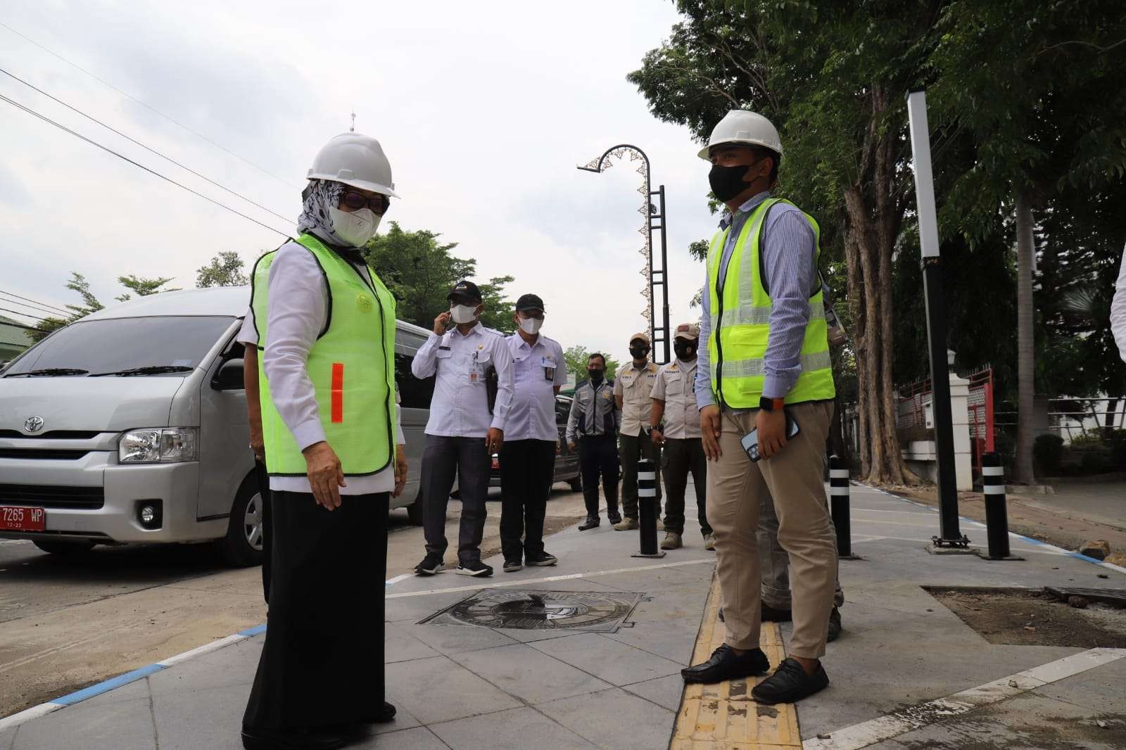 Bupati Mundjidah Wahab saat melihat progress pekerjaan rehabilitasi drainase dan trotoar Jalan KH Wahid Hasyim. (Foto: Istimewa)