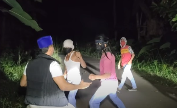 Ustadz Nasihin yang sehari-hari berprofesi pengobatan alternatif membuat video rekayasa kena begal di ruas jalan di Lampung. (Foto: Tangkapan layar YouTube)