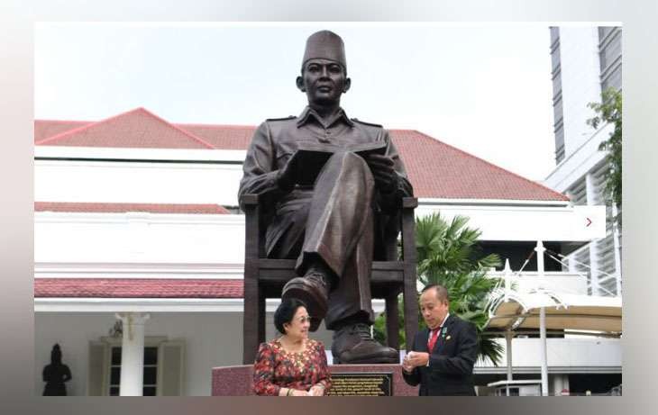 Gubernur Lemhanas Letjen TNI (purn) Agus Widjojo (kanan) bersama Presiden RI ke-5 Megawati Soekarnoputri berbincang di depan patung Bung Karno usai diresmikan di halaman Gedung Lembaga Ketahanan Nasional (Lemhanas), Jakarta, Kamis 20 Mei 2021. (Foto: Antara/Hafidz Mubarak)