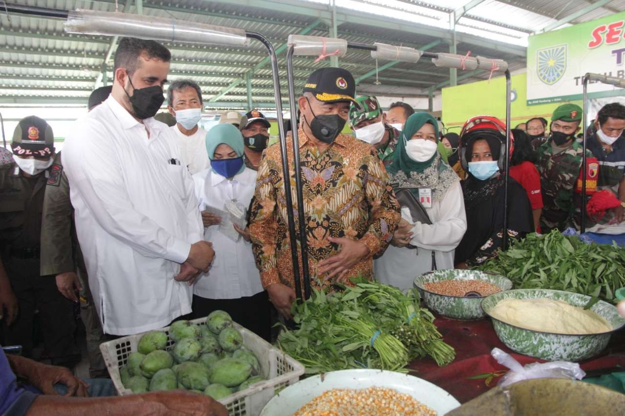 Menko PMK, Muhadjir Effendy didampingi Walikota Hadi Zainal Abidin saat meluncurkan Pasar Syariah Kronong. (Foto: Ikhsan Mahmudi/Ngopibareng.id)