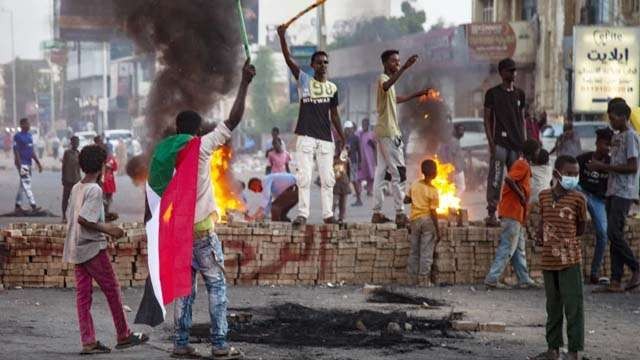 Para pengunjuk rasa di Ibu Kota Sudan, Khartoum,  memblokir jalan dengan batu, puing-puing dan ban mobil yang dibakar, untuk menyatakan penolakan terhadap kudeta militer yang dipimpin Jenderal Abdel Fattah al-Burhan. (Foto: Anadolu Agency)