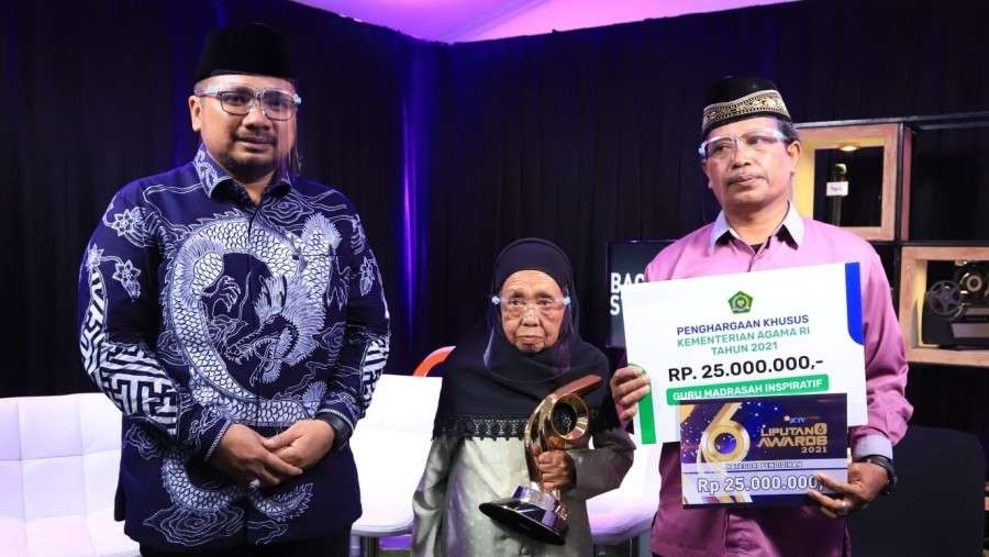 Menag Yaqut Cholil Qoumas bersama Neneh Hasanah penerima Liputan 6 Award 2021. (Foto: Kemeng)