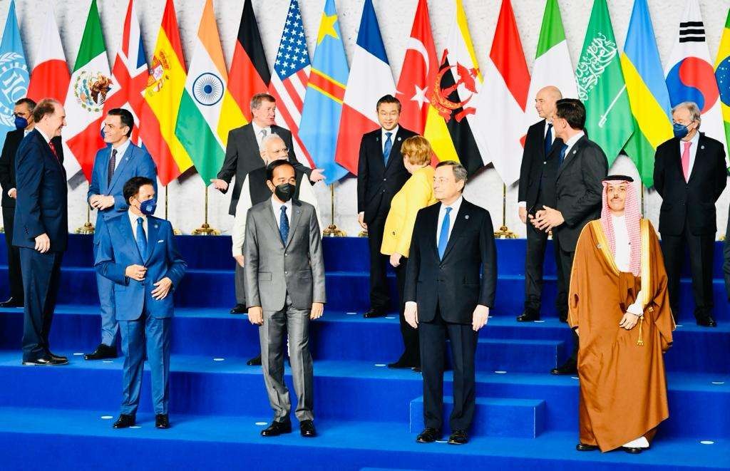 Presiden Jokowi mengikuti sesi foto bersama sebelum memasuki ruang sidang KTT G20. (Foto: Setpres)