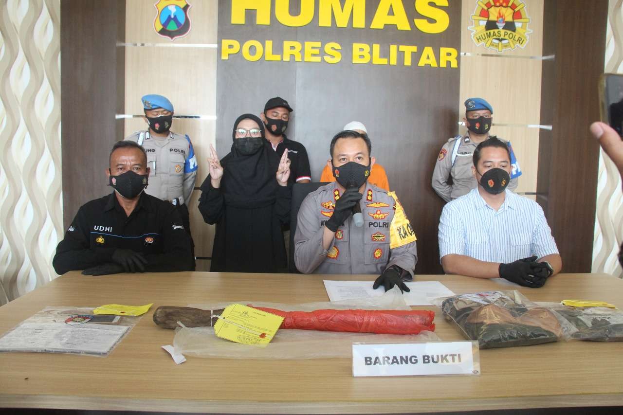 Kapolres Blitar AKBP Aditya Panji Anom memimpir gelar perkara kasus pembunuhan istri oleh suaminya sendiri. (Foto: Choirul Anam/Ngopibareng.id)