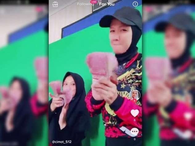 Eci Agus Sugiyarso, istri Kapolres Tebingtinggi, Sumatera Utara, pamer segepok uang. (Foto TikTok)