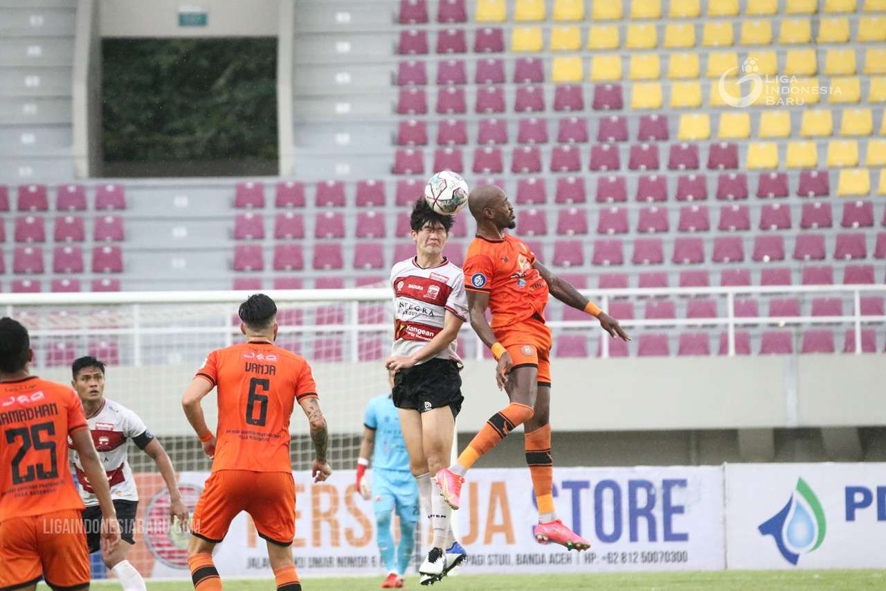 Pemain Persiraja, Paulo Henrique saat melawan Madura United. (Foto: LIB)