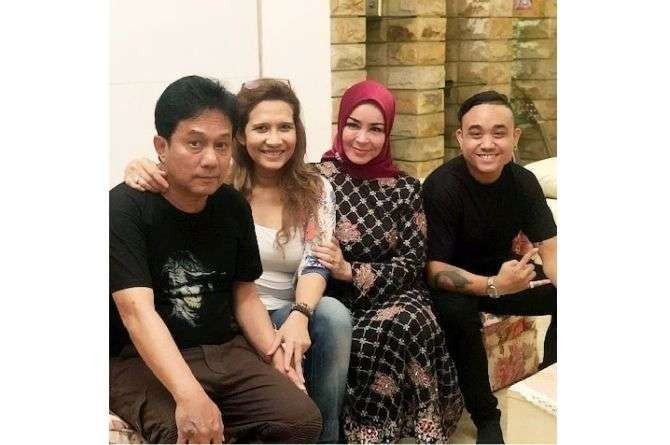 Foto kenangan musisi Oddie Agam bersama istri, mantan istri Chintami Atmanegara, dan putranya Alief. (Foto: Instagram)