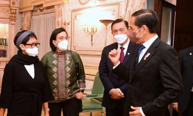 Presiden Jokowi berdiskusi dengan Menlu Retno Marsudi dan Menteri Keuangan Sri Mulyani jelang KTT G20 di Roma, hari pertama, Sabtu 30 Oktober 2021. (Foto: Setpres)