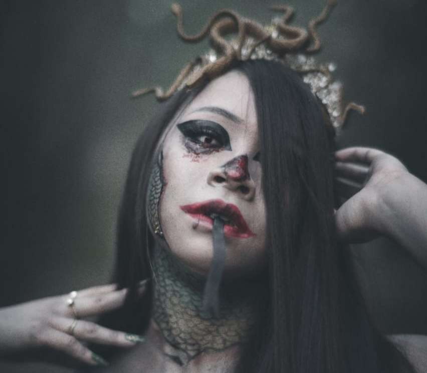 Arlena Sanjaya, model sekaligus makeup artist bermakeup seram ala Hallowen dengan konsep 'Nigrum'. (Foto: istimewa)