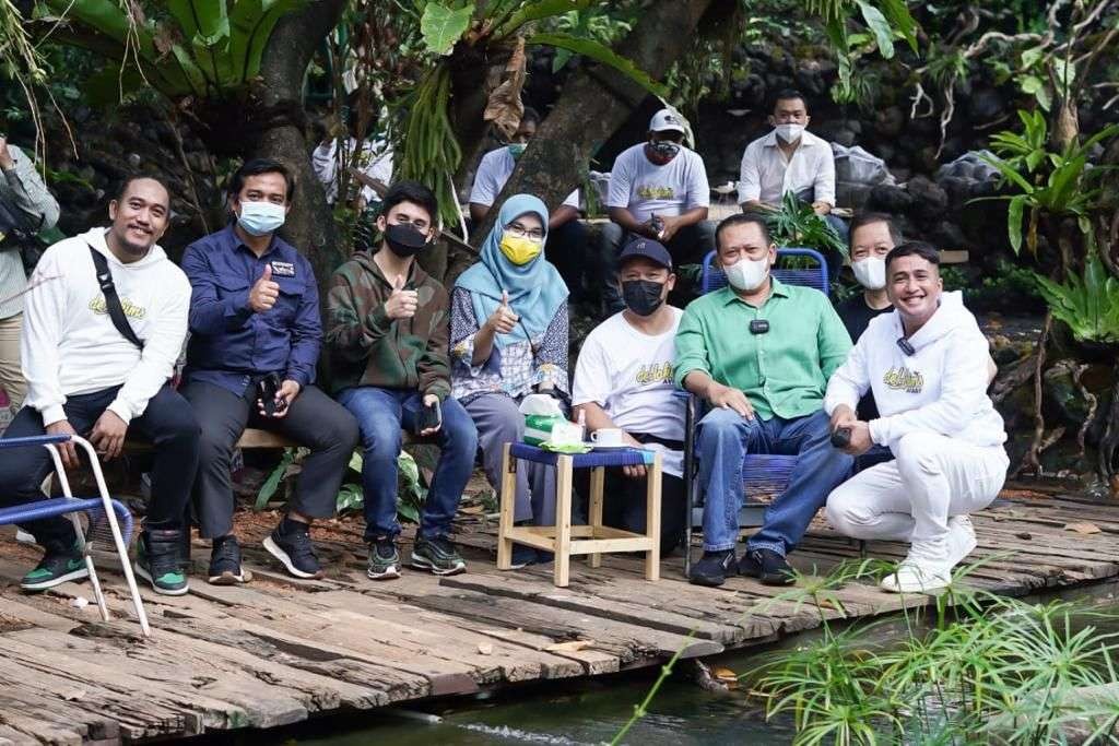 Irfan Hakim bersama komunitas penyayang satwa ( kanan) didampingi Ketua MPR Bambang Soesatyo (Foto: Istimewa)