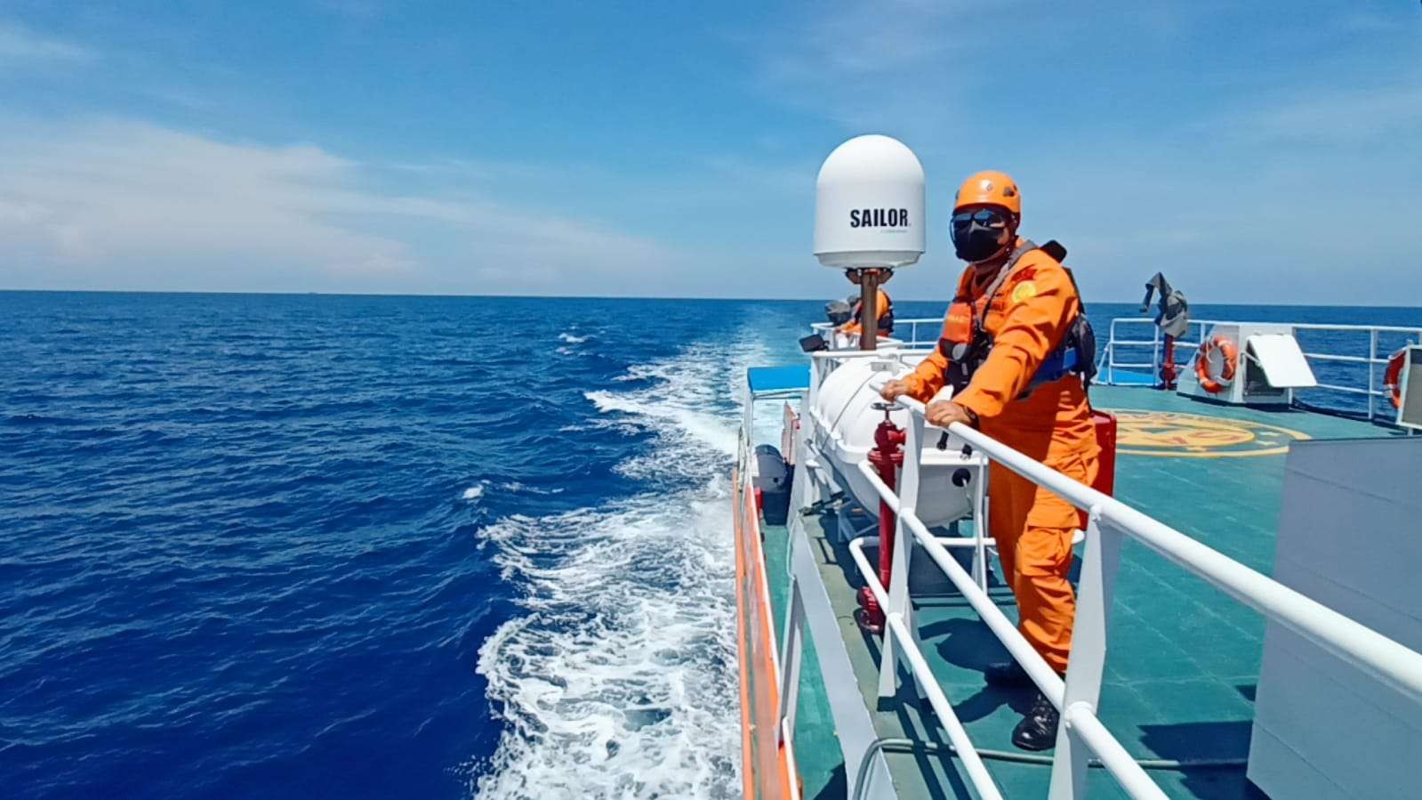 Anggota Basarnas melakukan pencarian ABK KM Liberty 01 dari KN SAR Arjuna 229 (foto: Kantor SAR Denpasar))