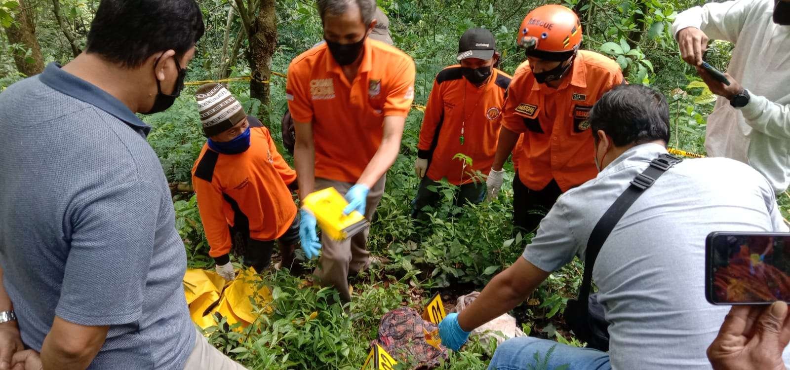 Polisi dibantu relawan mengevakuasi jasad bayi dalam jurang Gembolo. (Foto: Deni Lukmantara/Ngopibareng.id)