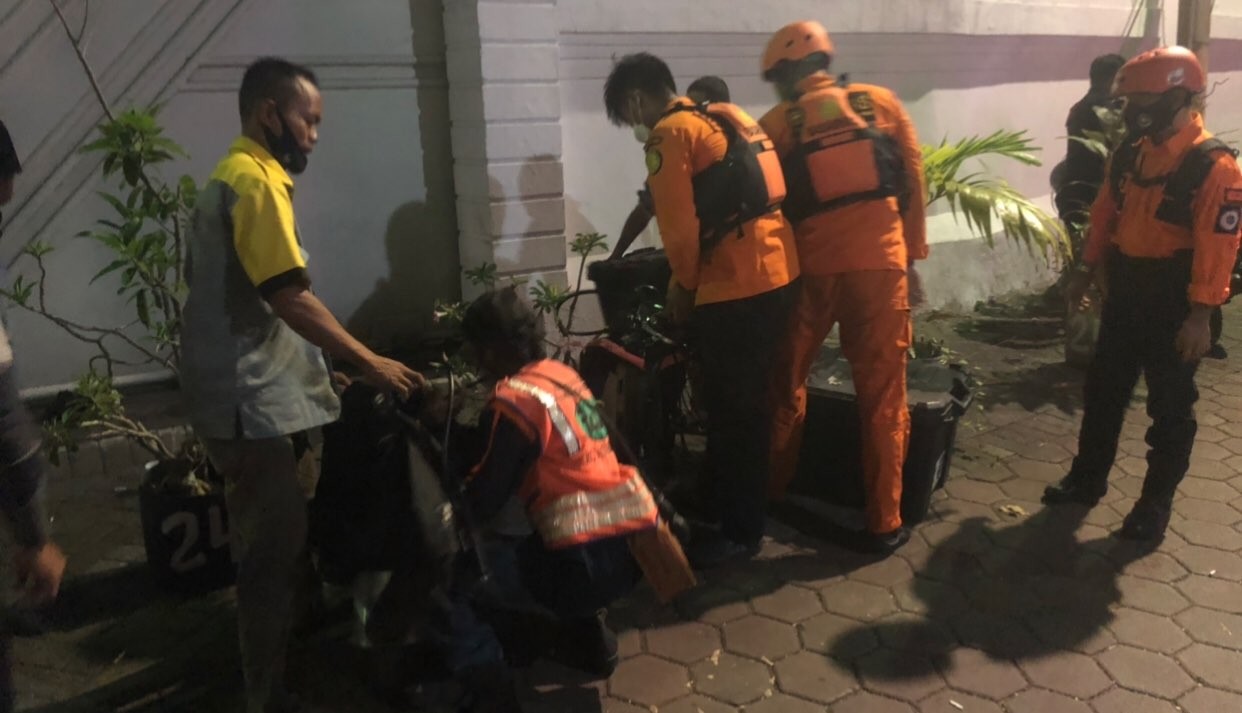 Petugas gabungan mencari korban tenggelam di Kali Mas. (Foto: Andhi Dwi/Ngopibareng.id)