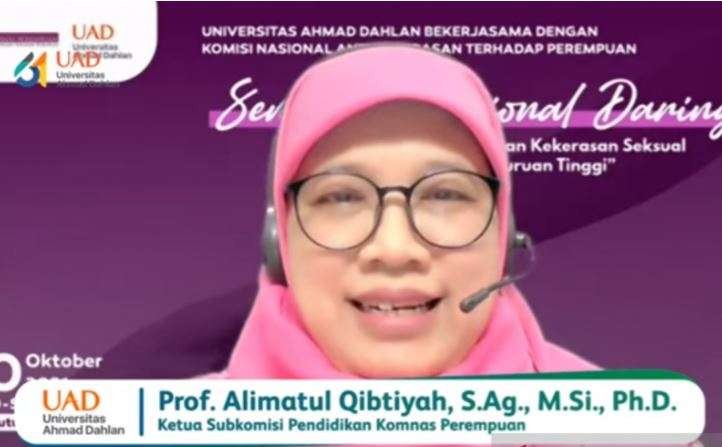 tangkapan layar Ketua Subkomisi Pendidikan Komnas Perempuan Alimatul Qibtiyah saat menjadi narasumber dalam webinar nasional bertajuk “Pencegahan dan Penanganan Kekerasan Seksual di Lingkungan Perguruan Tinggi” yang diunggah dalam kanal YouTube Universitas Ahmad Dahlan. (Foto: Tangkapan Layar)