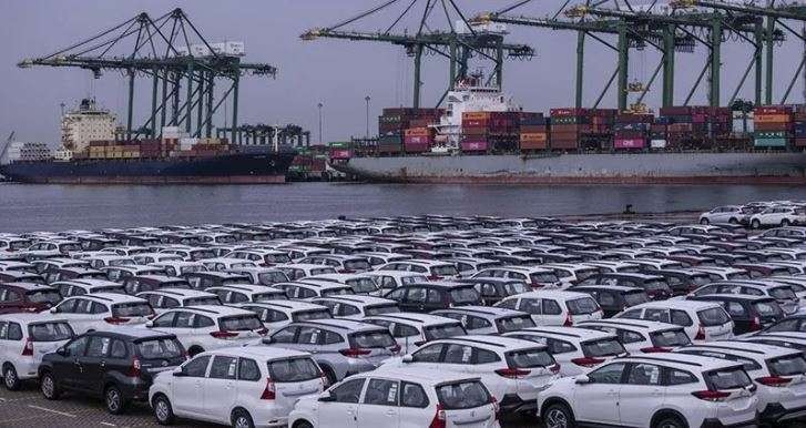 Arsip foto - Deretan mobil baru siap ekspor terparkir di PT Indonesia Kendaraan Terminal atau IPC Car Terminal, Cilincing, Jakarta, Senin 18 Maret 2019. (Antara/Aprillio Akbar)