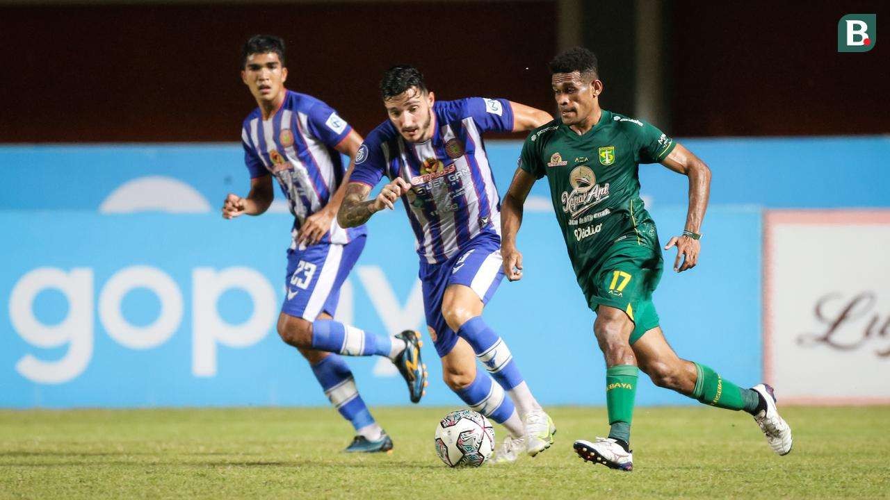 Pemain Persebaya Surabaya, Defri Rizki (kiri) berusaha melewati pemain Persebaya Surabaya, Reva Adi Utama saat laga pekan kesepuluh BRI Liga 1 2021/2022. (Foto: Ant)