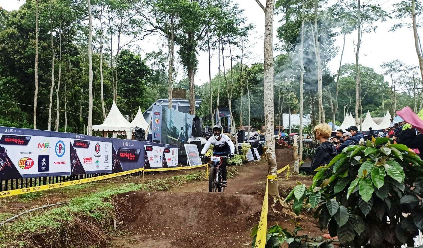 Salah satu pembalap downhill melaju di Gantasan Bike Park dalam even Banyuwangi Ijen Geopark Downhill 2021. (Foto: Muh Hujaini/Ngopibareng.id)