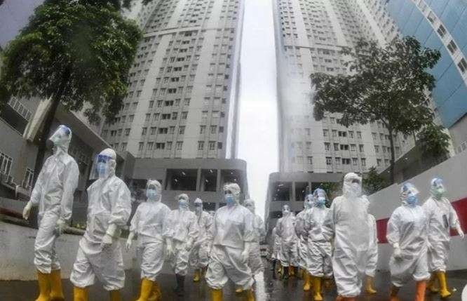 Sejumlah tenaga kesehatan berjalan menuju ruang perawatan pasien COVID-19 di Rumah Sakit Darurat (RSD) COVID-19, Wisma Atlet Kemayoran, Jakarta, Selasa 26 Januari 2021. (Foto: Antara/M Risyal Hidayat)