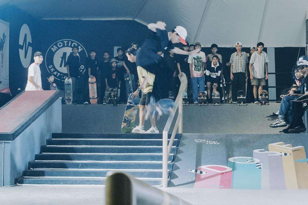 Para skater saat melakukan trik di Apocalypse Skatepark, Pakis, Kabupaten Malang (Foto: Lalu Theo/ngopibareng.id)