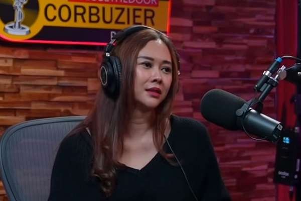 Aura Kasih menjadi bintang tamu di podcast Deddy Corbuzier membicarakan soal kebutuhan seks sejak pisah dari suami bulenya, Erick Amaral. (Foto: Tangkapan layar)