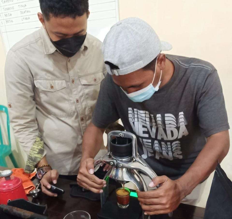 Salah seorang peserta sedang menjajal menjadi barista. (Foto: Istimewa)