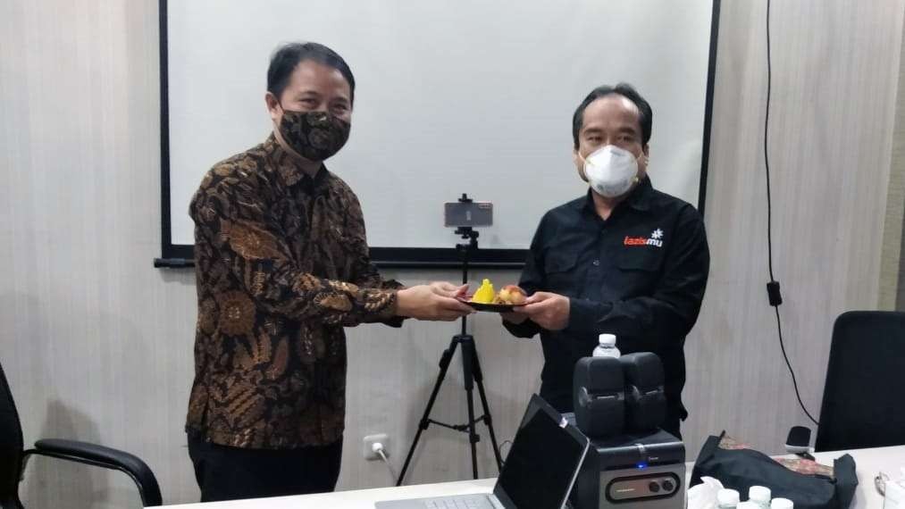 Hilman Latief bersama Selaku Ketua Badan Pengurus Lazismu PP Muhammadiyah yang baru ditunjuk, Mahli Zainuddin Tago. (Foto: Istimewa)